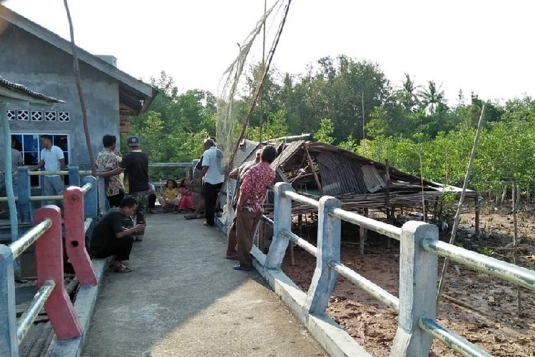 Rumah Ruboh Timpe Pakcik dan Kanak-Kanak di Bintan