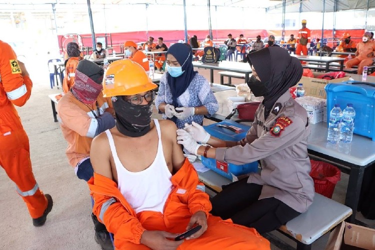 Polres Karimun Buka Gerai Vaksin di PT Saipem, Suntik Ratusan Karyawan