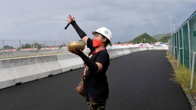 Jadi Pawang Hujan MotoGP Mandalika, Rara Digaji hingga Ratusan Juta