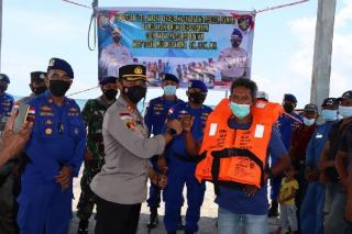 Polisi Bagi-bagi Life Jacket ke Nelayan Bintan