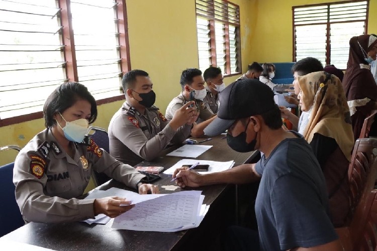 Polres Meranti Salurkan Bantuan Tunai untuk PKL hingga Nelayan