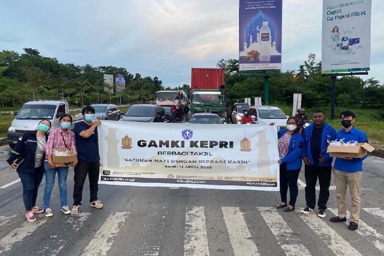 GAMKI Kepri Berbagi Takjil ke Masyarakat Batam