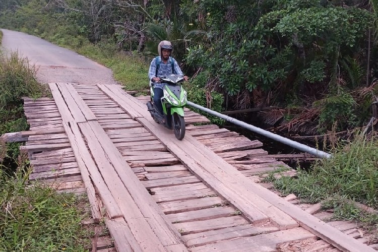 Lapuk dan Mengintai Korban, Jembatan Kayu di Desa Musai Lingga Segera Diperbaiki