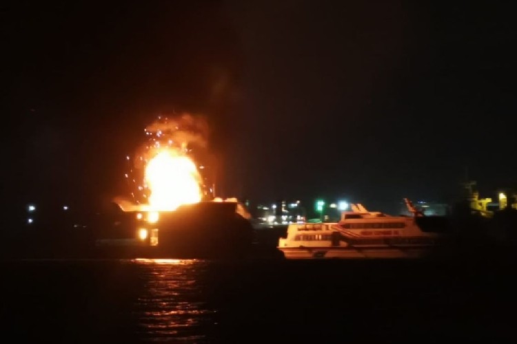 Kapal Ferry MV Dumai Line 5 Meledak dan Terbakar di Perairan Sekupang Batam