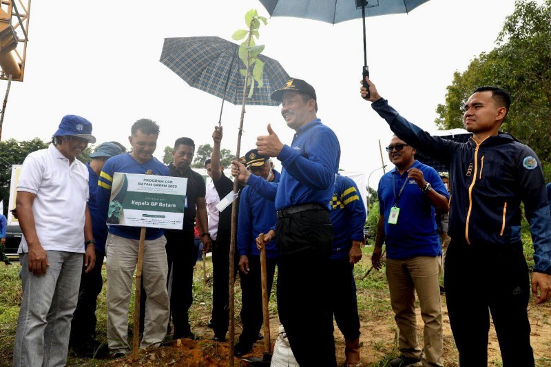 BP Batam Mulai Tanam 12 Ribu Pohon Jati Emas di Pinggiran Jalanan Kota
