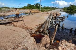 Jembatan Semala Ambruk, Akses Warga Dua Kecamatan di Natuna Terputus