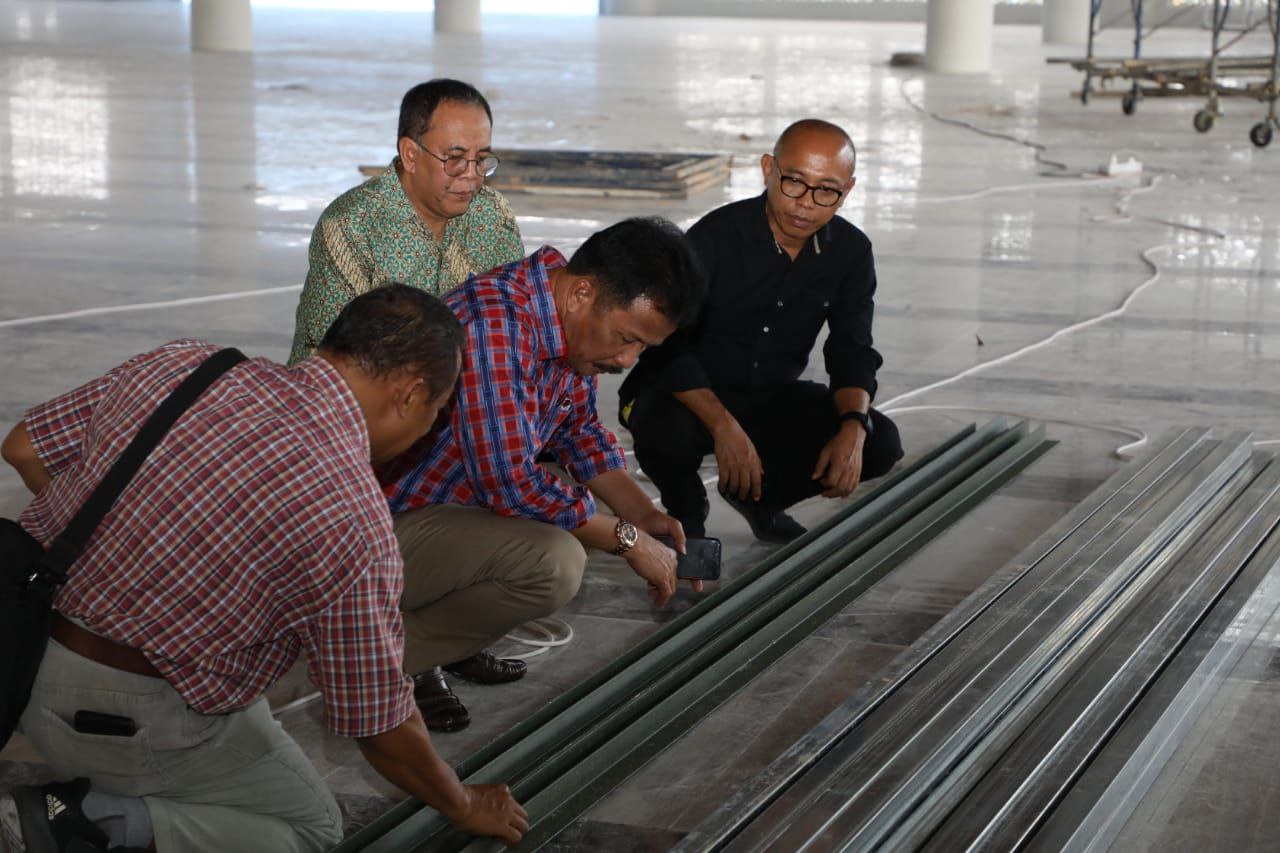 Kepala BP Batam Tinjau Renovasi Plafon Masjid Tanjak