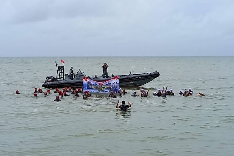 Komandan hingga Prajurit Lanal TBK Mengapung di Laut Pesisir Pantai Karimun, Ada Apa Ya?