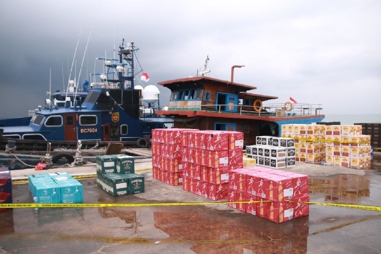 Penyelundupan Minuman Beralkohol Senilai Miliar Rupiah Digagalkan di Perairan Batam