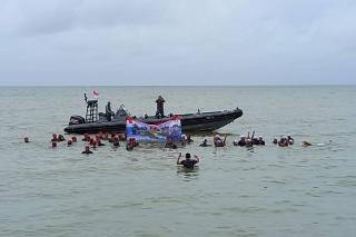 Komandan hingga Prajurit Lanal TBK Mengapung di Laut Pesisir Pantai Karimun, Ada Apa Ya?