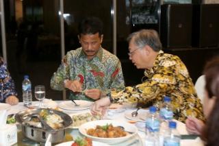 Kepala BP Batam Jamu Menteri Perdagangan dan Industri Singapura Makan Gonggong