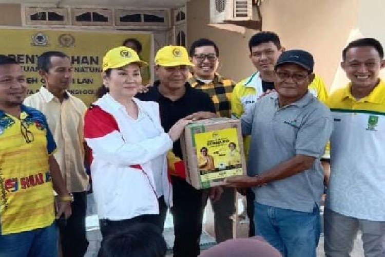Anggota DPR Cen Sui Lan Salurkan Bantuan Logistik untuk Warga Terdampak Banjir Natuna