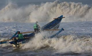 Waspada Gelombang Tinggi Intai Perairan Anambas dan Natuna