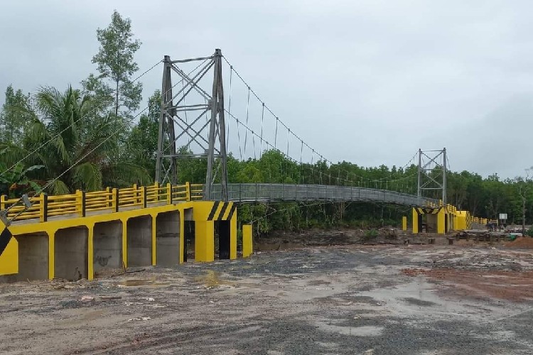 Pemerataan Pembangunan, Dua Desa di Lingga Terhubung Jembatan Gantung Berkat Cen Sui Lan