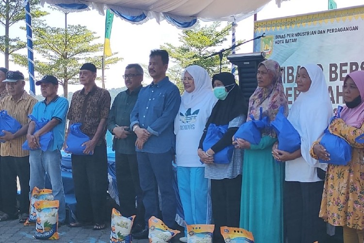 Kepala BP Batam Distribusikan 4.340 Paket Sembako Bersubsidi di Belakang Padang