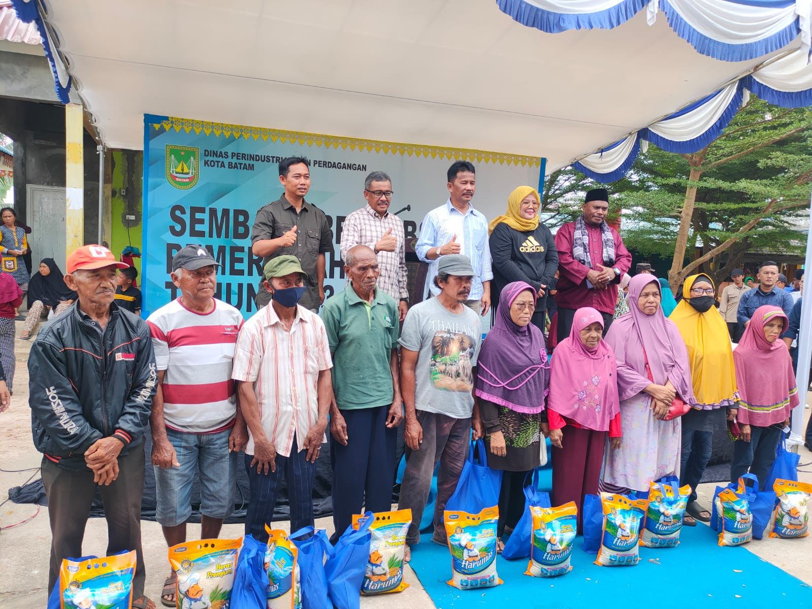 Kepala BP Batam Distribusikan 7.700 Paket Sembako Subsidi di Kecamatan Nongsa