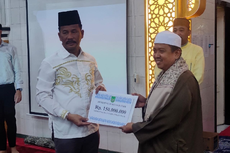 Rudi Serahkan Bantuan Pembangunan Masjid di Bengkong, Ajak Masyarakat Memakmurkan Rumah Ibadah