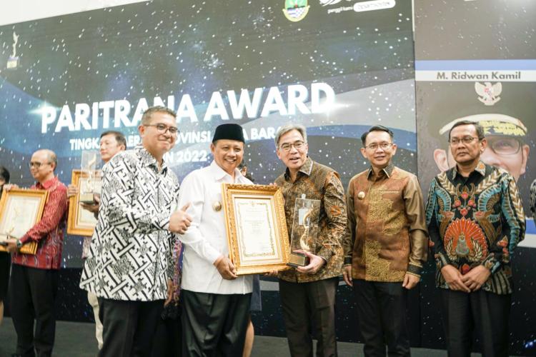 Optimalkan Jamsostek, bank bjb Raih Paritrana Award 2022 Tingkat Provinsi Jawa Barat