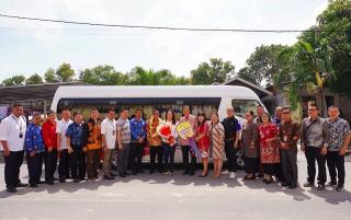 Cen Sui Lan Serahkan Bus Sekolah Hibah ke Yayasan Cetiya Vidya Sasana Karimun