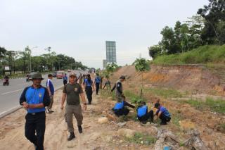 Ditpam BP Batam Lakukan Pemupukan Pohon Jati Emas