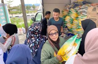 Ratusan Warga Tanjungpinang Serbu Pasar Murah di Jalan Bandara