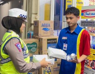 Bagikan Nasi Kotak kepada Masyarakat, Polresta Barelang Gelar Sahur On The Road