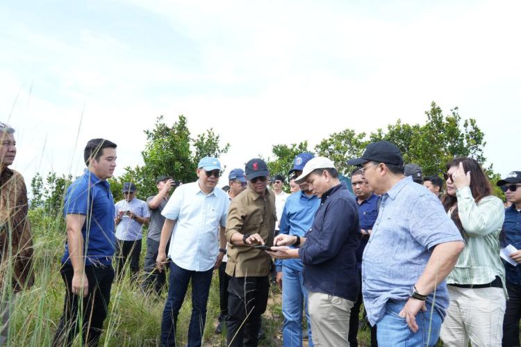 Kemenko Polhukam Bersama Sekretariat Kabinet, Kementrian Investasi dan Dewan Pengawas BP Batam Tinjau Pembangunan Rumah di Tanjung Banon