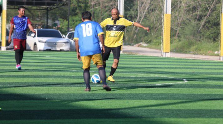 Anggota DPRD Kota Batam Unjuk Kebolehan di Lapangan Futsal dalam Pertandingan Persahabatan Vs Tim Dispora