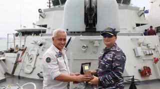 BP Batam - TNI AL Jalin Silaturahmi di Atas KRI Bung Tomo 357