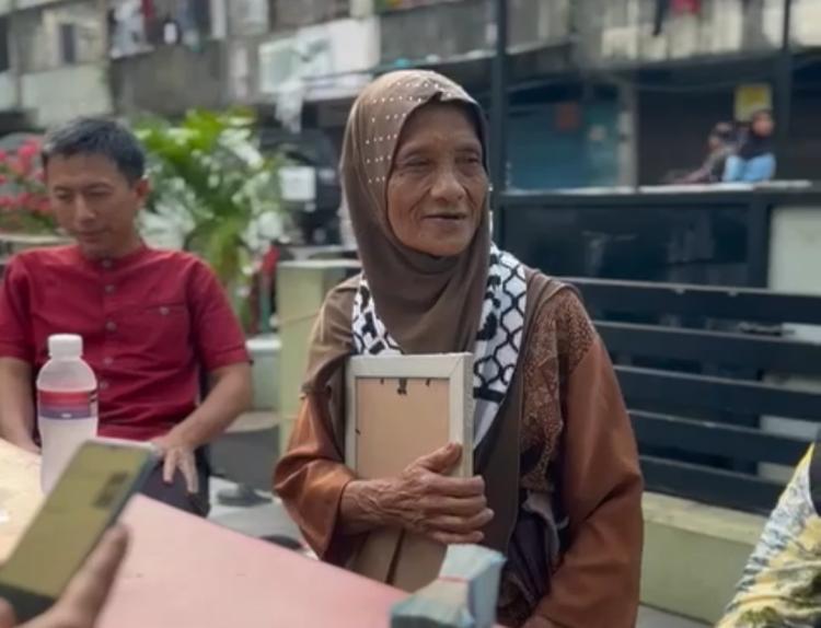 Nenek Penjual Kacang Keliling di Batam Sumbang 1 Juta untuk Palestina, Diberi Kesempatan Umroh