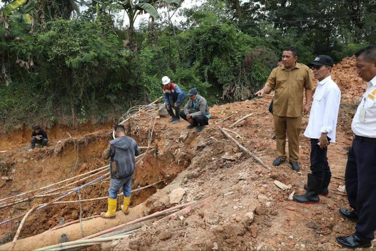 Amsakar Tinjau Pembangunan Jalan Raja Isa dan Box Culvert Legenda Malaka, Targetkan Rampung Akhir Tahun