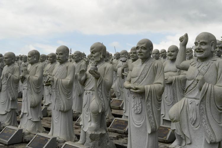 Vihara Patung Seribu: Harmoni yang Hidup di Tanjungpinang